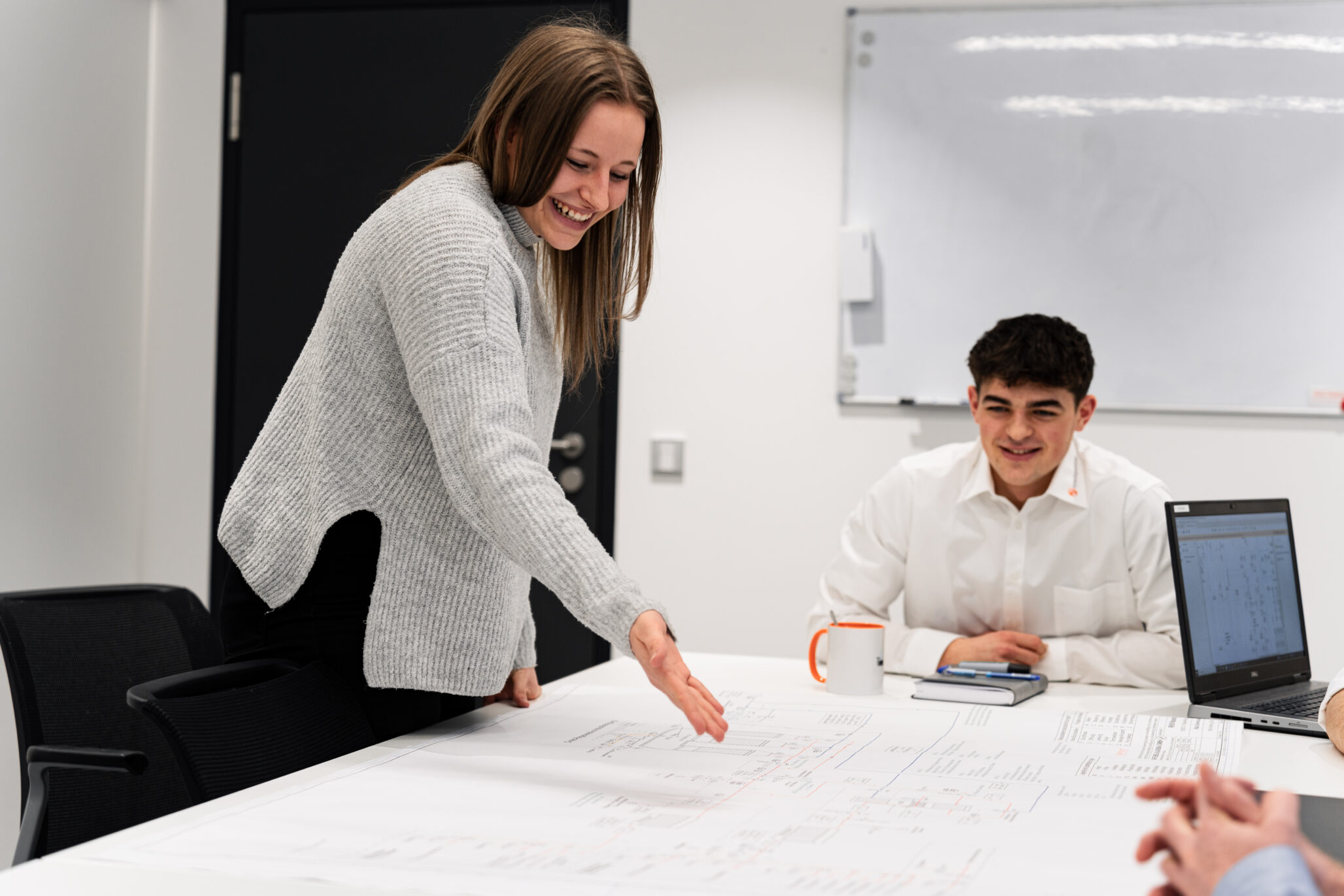 Teamarbeit bei der Planung von Engineering-Lösungen für Elektrotechnik – Kreutzpointner.