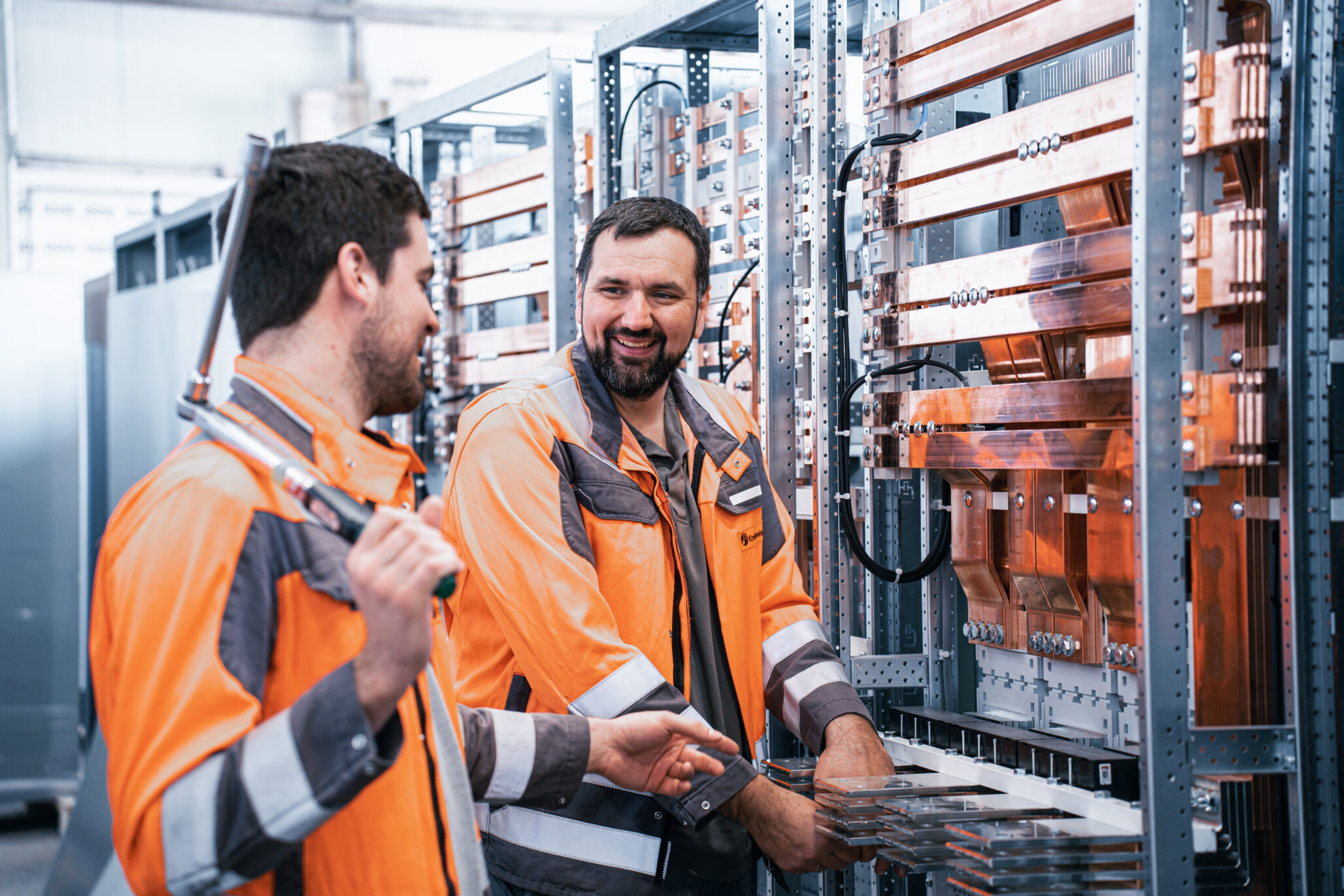 Techniker-Team bei der Instandhaltung von Schaltanlagen – Kreutzpointner.