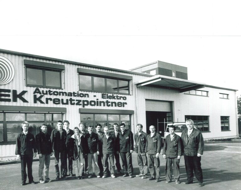 Historische Aufnahme der Automation-Elektro Kreutzpointner –AEK– GmbH mit Mitarbeiterteam seit der Gründung 1996.