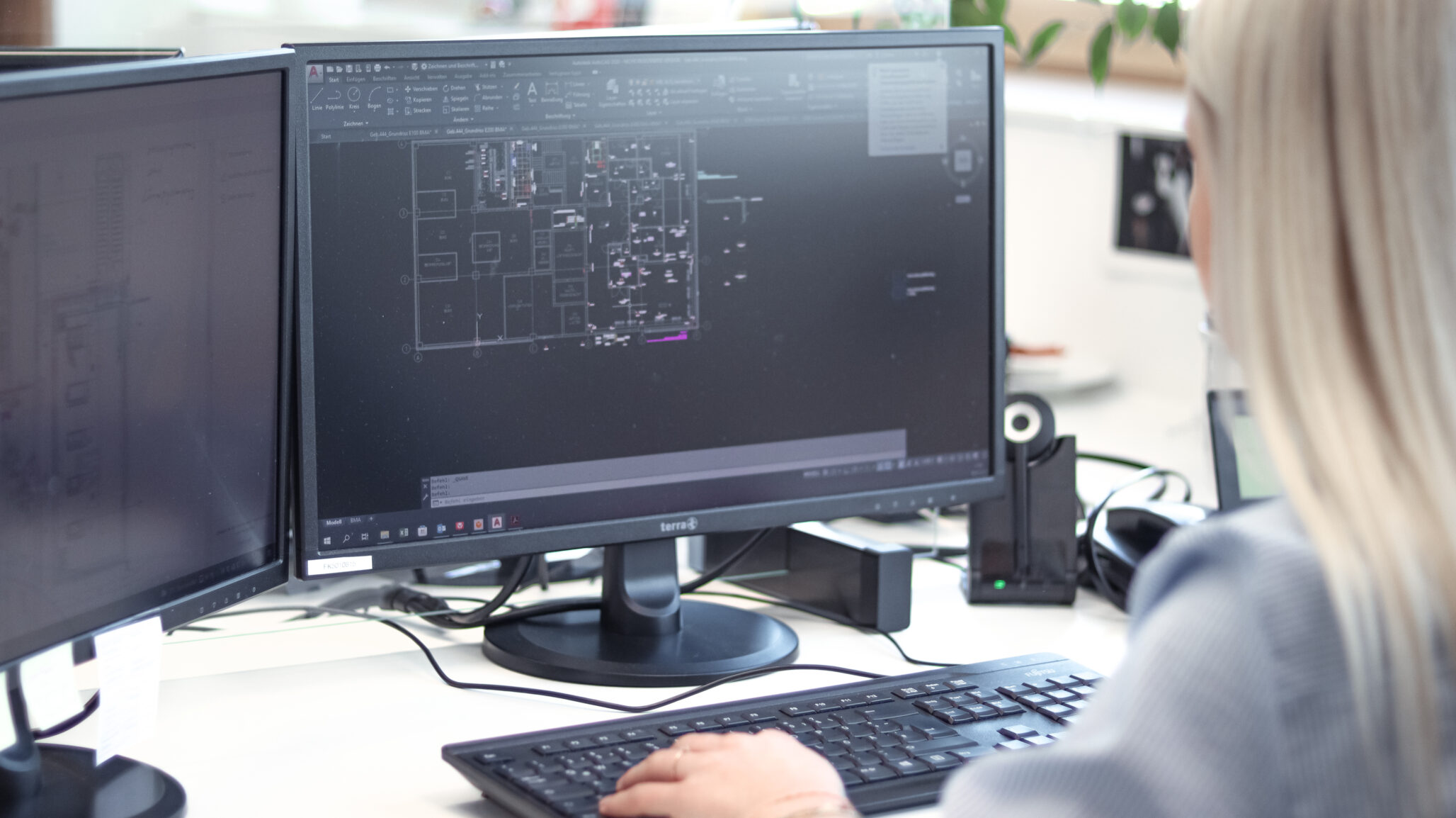 Mitarbeiter erstellt digitale Schaltpläne an einem CAD-System in der Informationstechnik – Kreutzpointner.